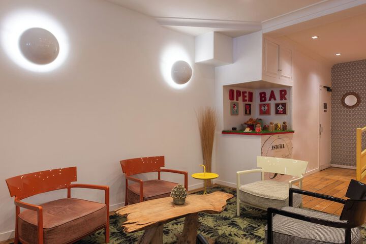 Lounge 64 of 71