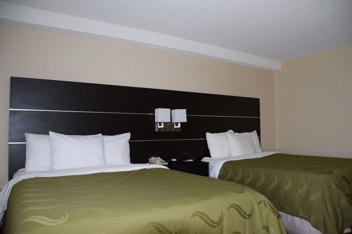 1 Queen Bed (4 of 16)
