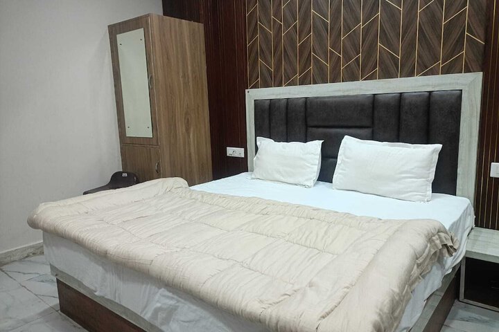 Room 6 of 22