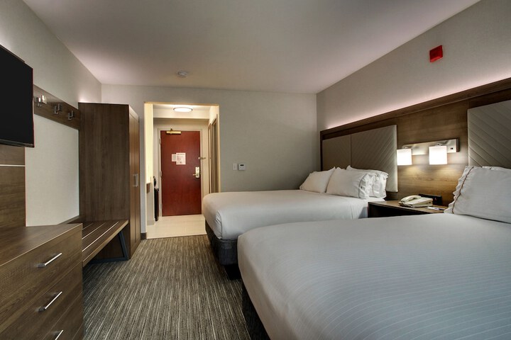 2 Queen Beds (7 of 7)