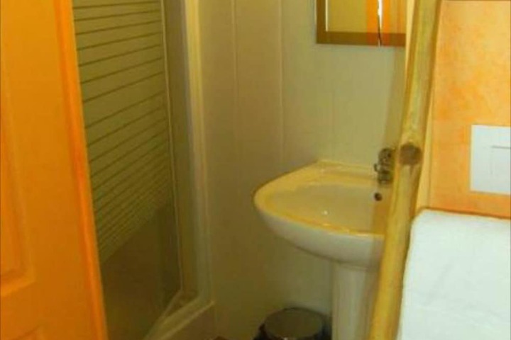 Room 7 of 12