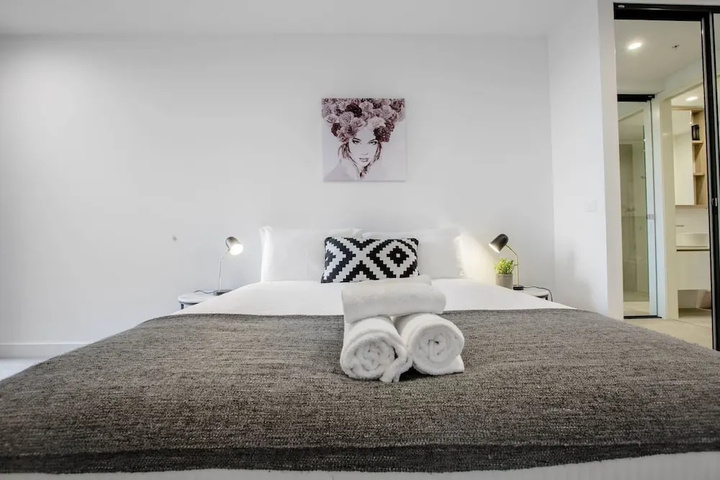 Room 4 of 12