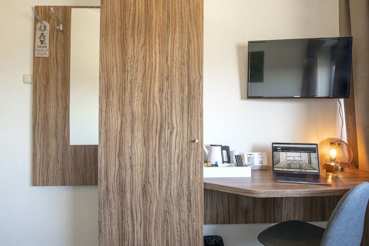 Room 3 of 44