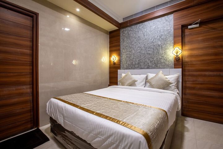 Room 5 of 11