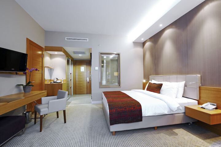 Room 10 of 84