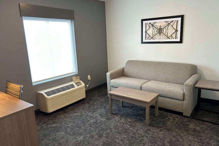1 King Accessible Comm Assist Roll in Shower Microwave, Refrigerator Full Breakfast (4 of 6)
