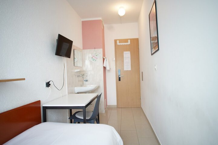 Room 16 of 83
