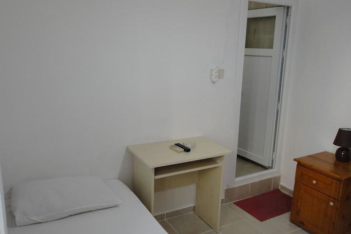 Room 7 of 99