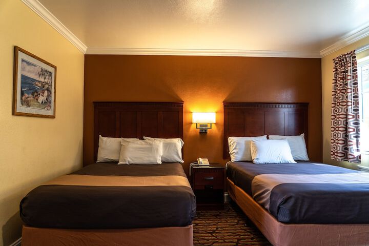 2 Double Beds (3 of 6)