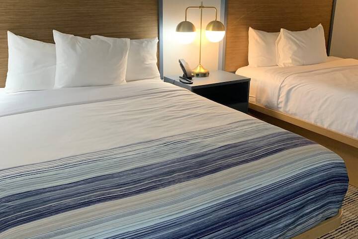 2 Queen Beds (10 of 11)