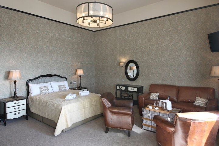 Room 3 of 107