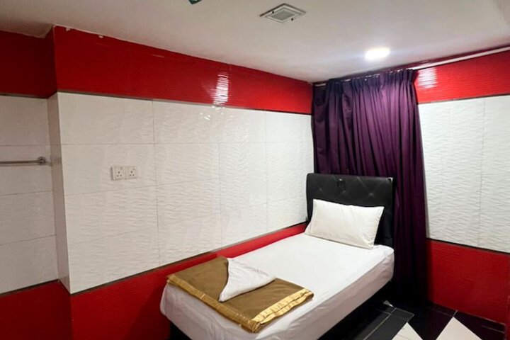 Room 6 of 25