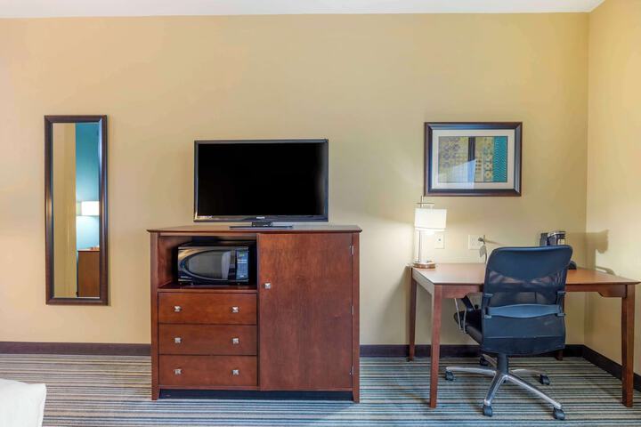 1 King Bed Microwave and Refrigerator 39 Inch Led Television High Speed Internet Full Breakfast (7 of 20)