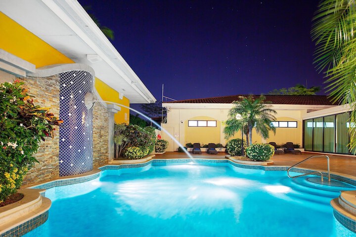 Hotel Pool