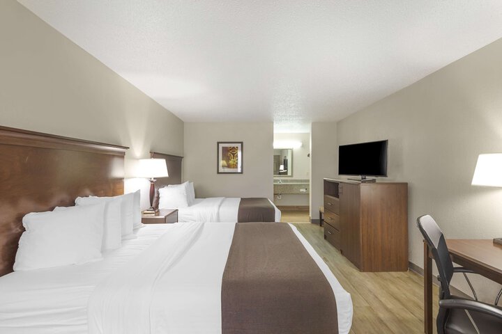 1 Queen Bed High Speed Internet Accessible Microwave and Refrigerator, Coffee Maker Iron and Ironing Board Hairdryer Full Breakfast (3 of 18)