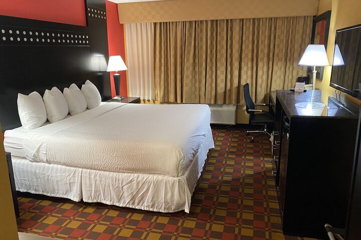 1 King Bed (17 of 18)