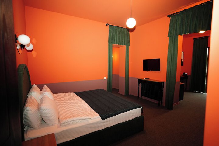 Room 27 of 73