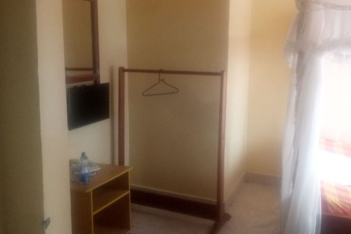 Room 9 of 12