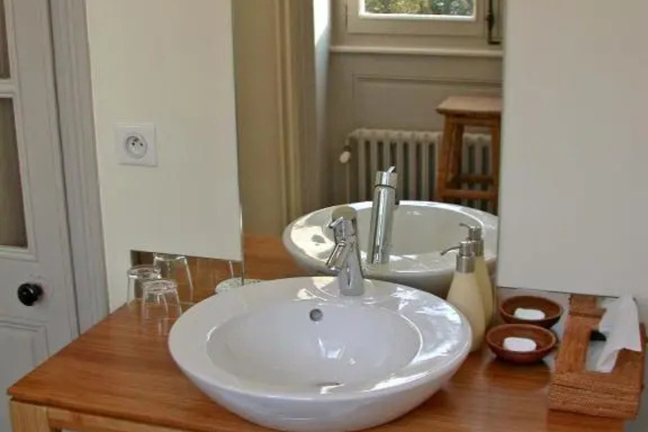 Room 7 of 12