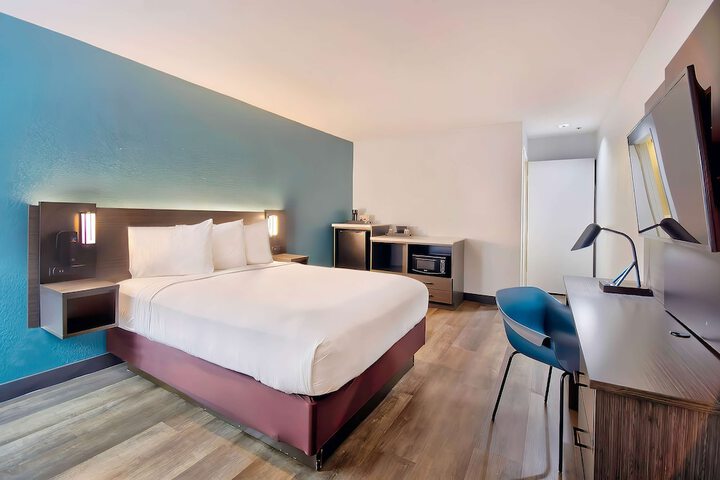 1 Queen Bed Modern (3 of 31)