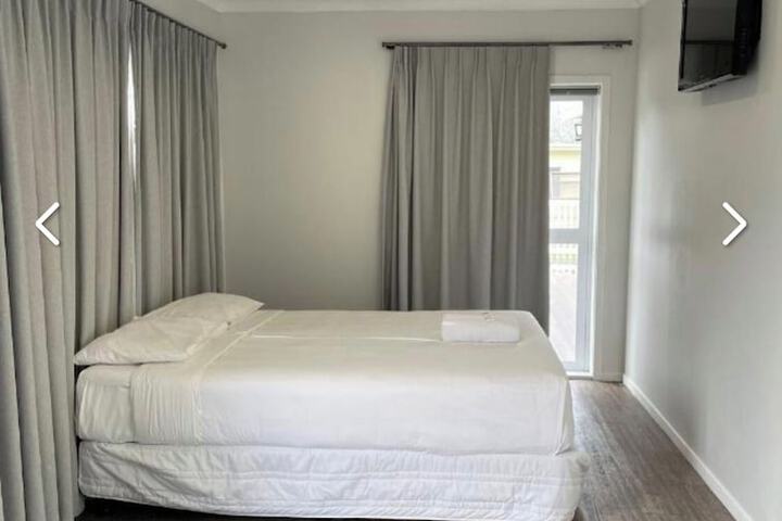 Room 4 of 12