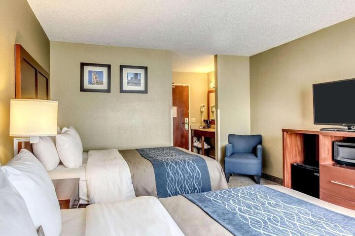 2 Queen Beds (11 of 12)