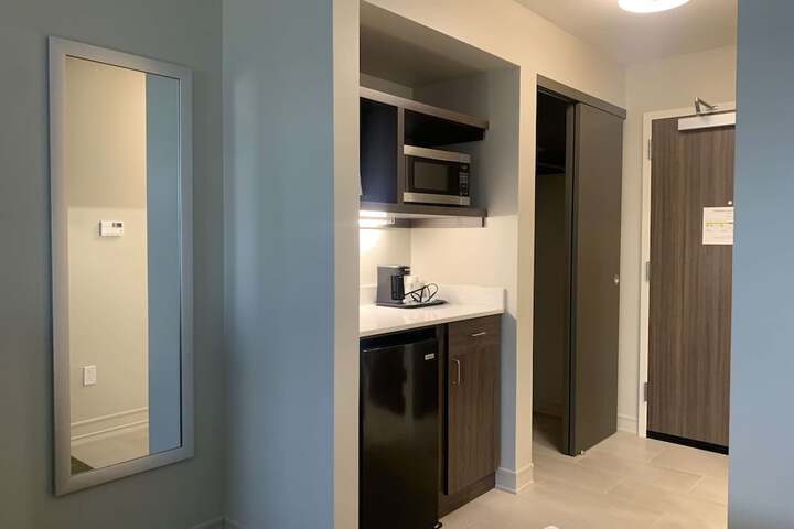 1 King Accessible Comm Assist Roll in Shower Refrigerator Full Breakfast (5 of 6)
