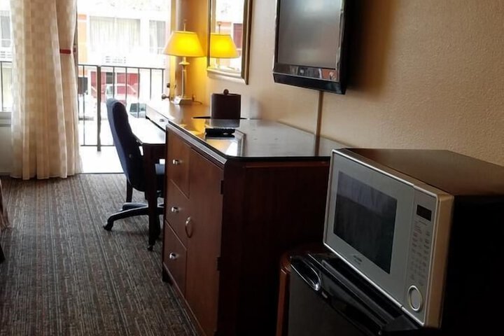 Room 6 of 10