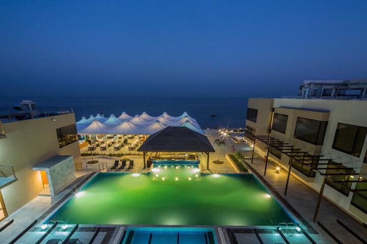 Hotel with Pool
