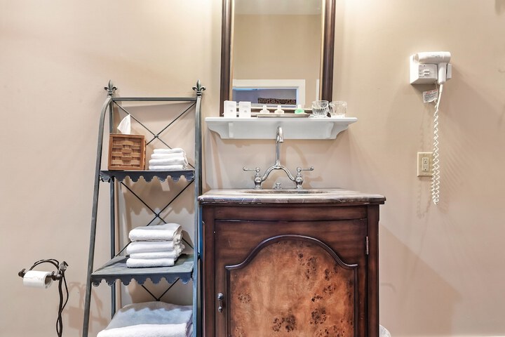 Snug Hug Queen Suite with Fireplace (87 of 131)