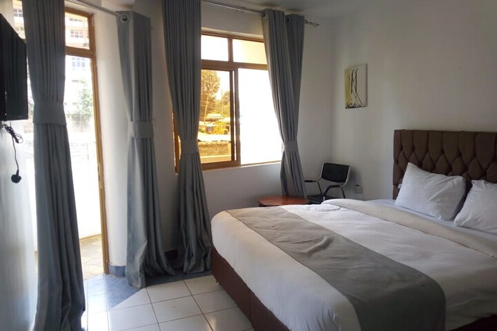Room 6 of 25