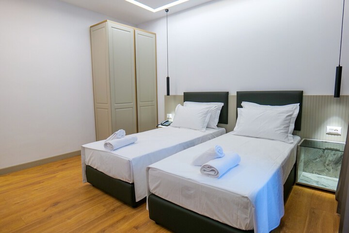 Room 27 of 102