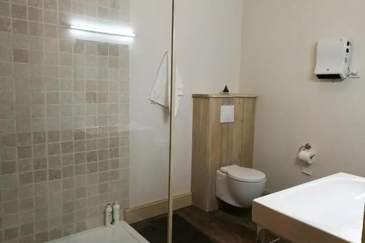 Room 6 of 12