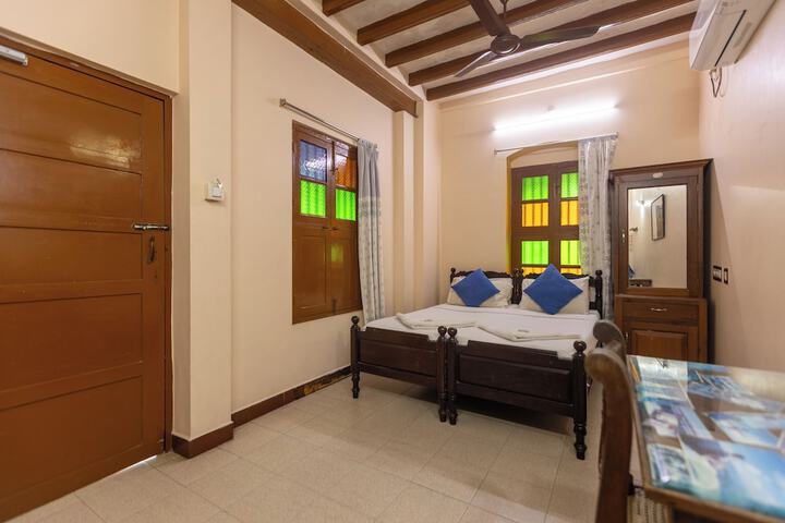 Room 10 of 38