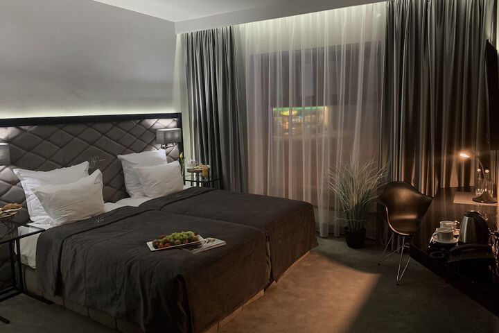 Room 9 of 32