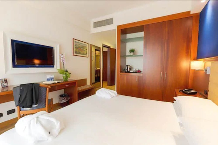Room 11 of 76