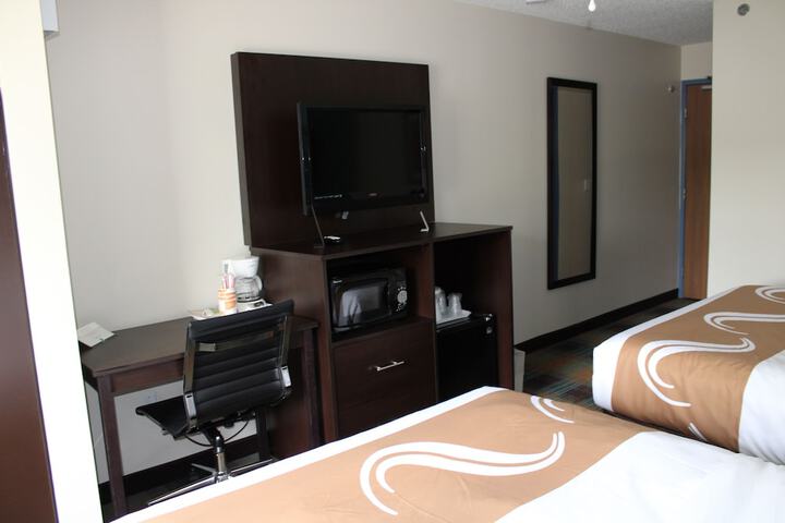1 Queen Bed (14 of 16)