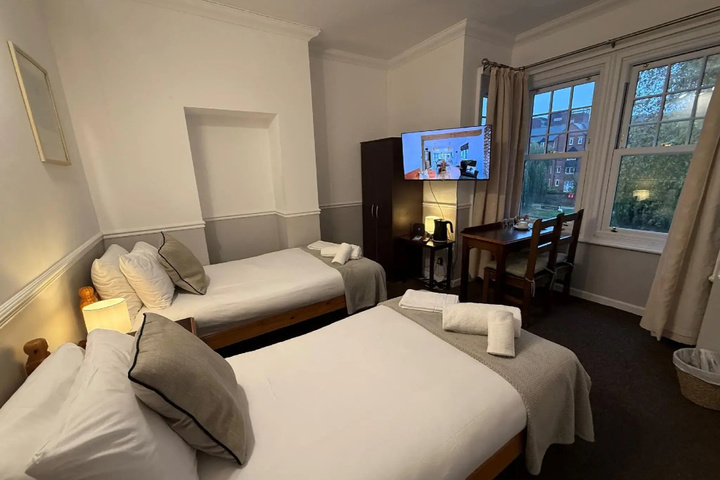 Room 4 of 8
