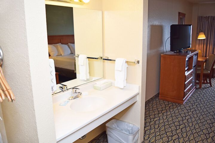 1 King Bed Jetted Tub No Lake View (14 of 16)