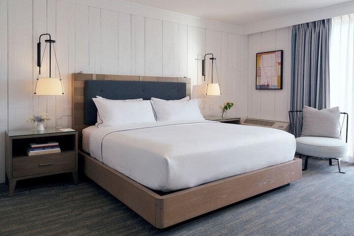 Deluxe King Bed Accessible (15 of 18)