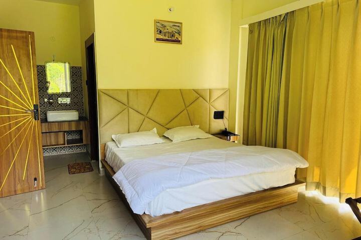 Room 8 of 18