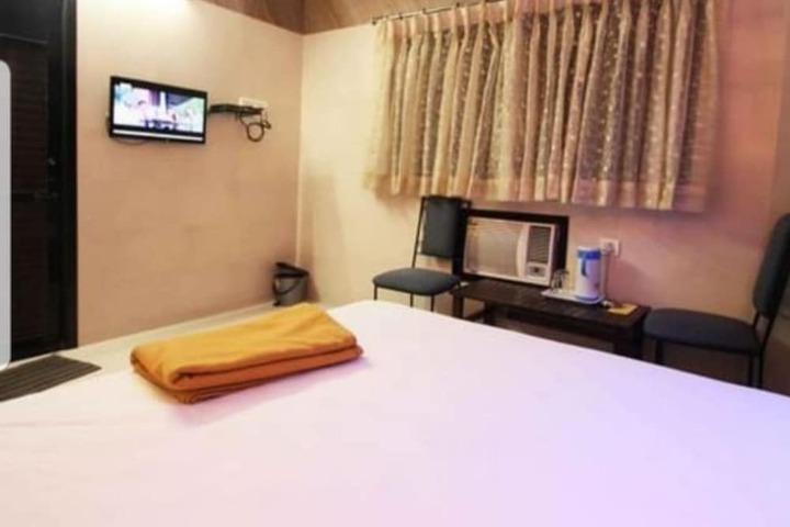 Room 5 of 12