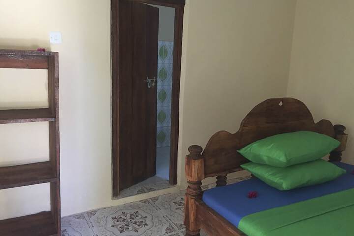 Room 6 of 80