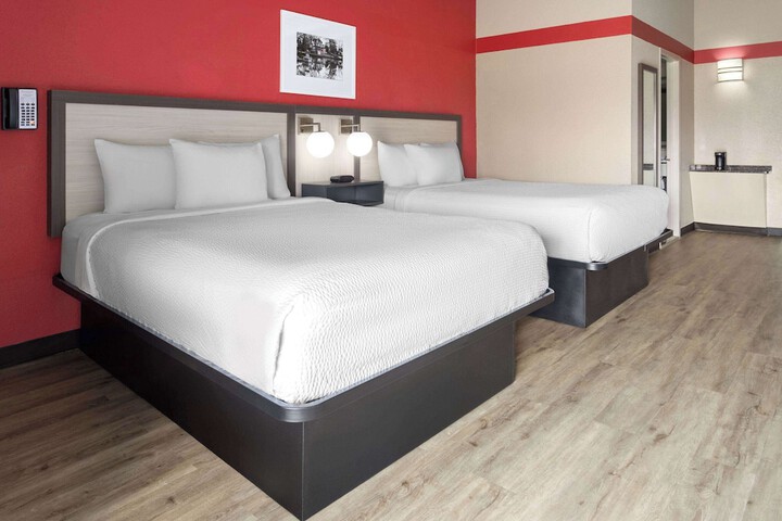 1 Queen Bed Accessible Room (3 of 15)