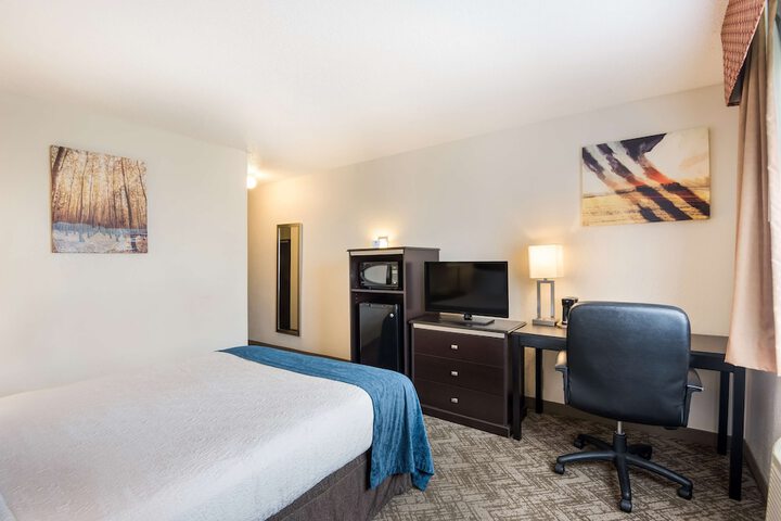2 Queen Beds Microwave and Refrigerator 32 Inch LCD Television High Speed Internet Full Breakfast (18 of 18)