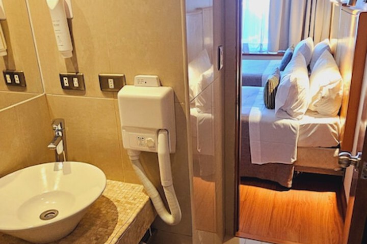 Room 53 of 77