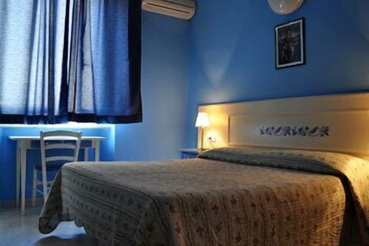 Room 6 of 25