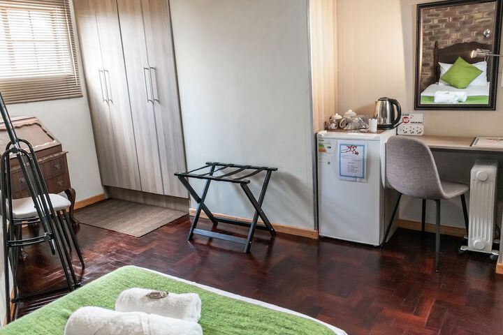 Room 11 of 28
