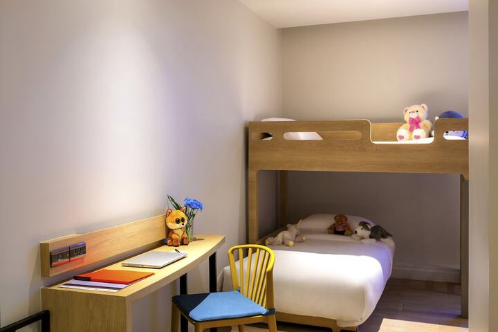 Room 4 of 93
