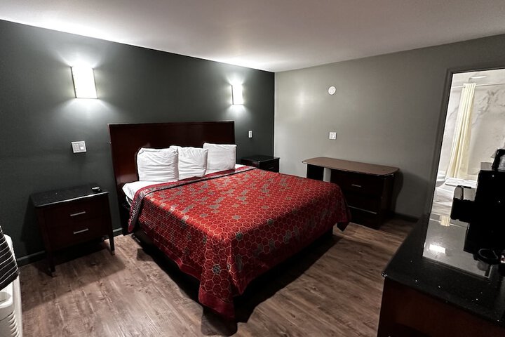 1 King Bed (1 of 4)